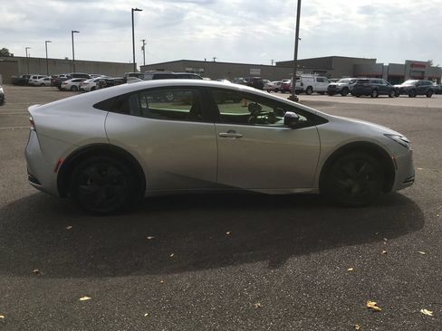 Used 2025 Toyota Prius LE FWD image 8