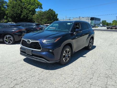 Used 2021 Toyota Highlander XLE FWD image 1