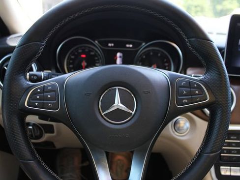 Used 2020 Mercedes-Benz GLA 250 4MATIC w/ Premium Package image 10