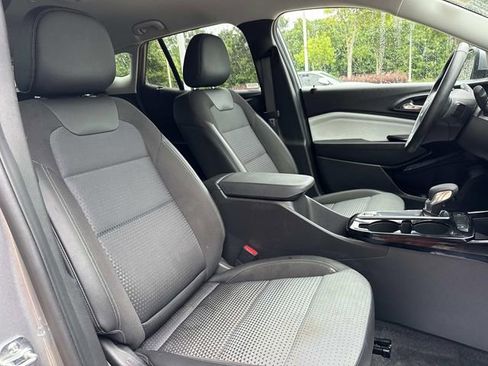 Used 2025 Chevrolet Trax LT w/ LT Convenience Package FWD image 14