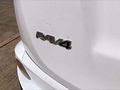 Used 2017 Toyota RAV4 LE FWD image 9