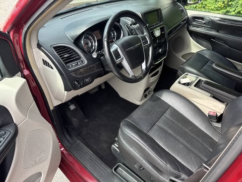 Used 2013 Chrysler Town & Country Touring FWD image 11
