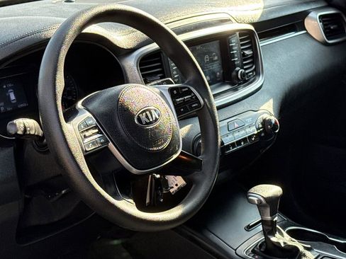 Used 2020 Kia Sorento LX image 17