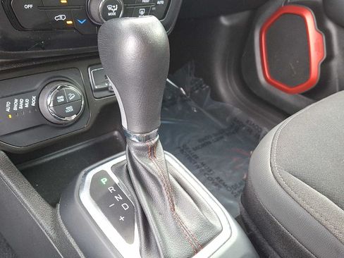 Used 2023 Jeep Renegade Trailhawk AWD/4WD image 15