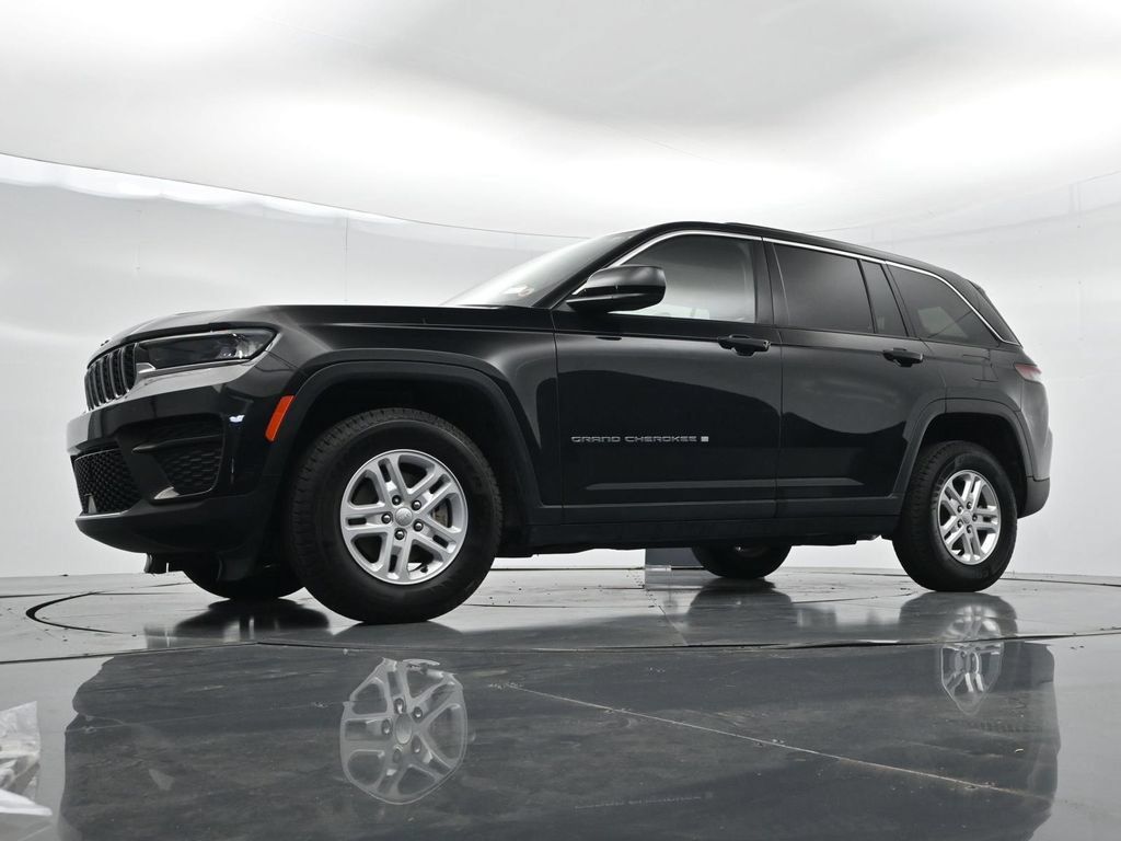 Used 2023 Jeep Grand Cherokee Laredo RWD image 26