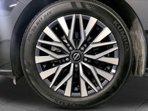 Used 2025 Nissan Altima 2.5 SV FWD image 9