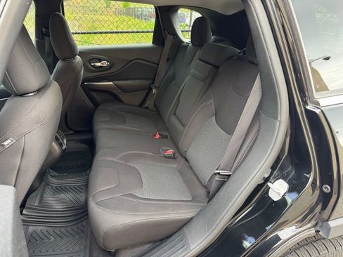 Used 2019 Jeep Cherokee Latitude w/ Popular Appearance Group image 17