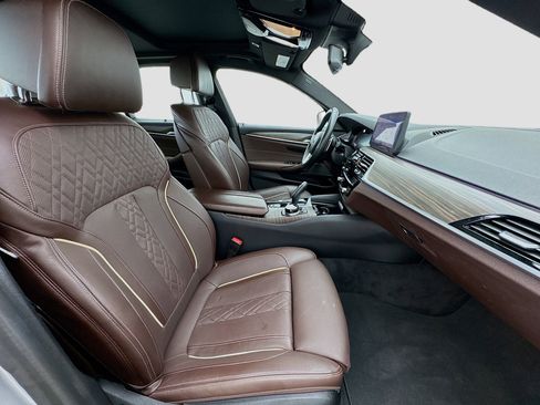 Used 2021 BMW 530e xDrive w/ Executive Package image 20