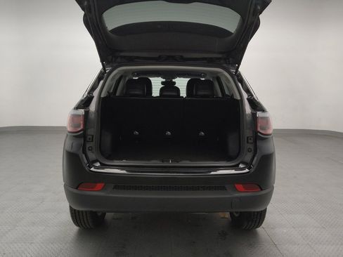 Used 2017 Jeep Compass Latitude image 28