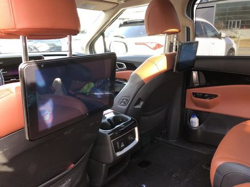 Used 2022 Kia Carnival SX Prestige image 11