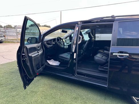 Used 2017 Toyota Sienna SE image 9