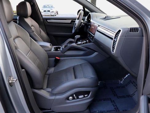 Used 2021 Porsche Cayenne image 34