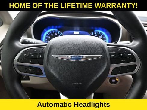 Used 2018 Chrysler Pacifica Touring-L Plus FWD image 19