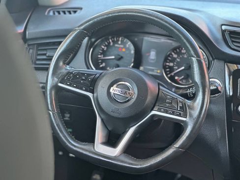 Used 2017 Nissan Rogue SV w/ SV Premium Package AWD/4WD image 10