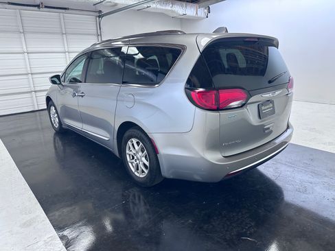 Used 2020 Chrysler Pacifica Touring-L FWD image 11
