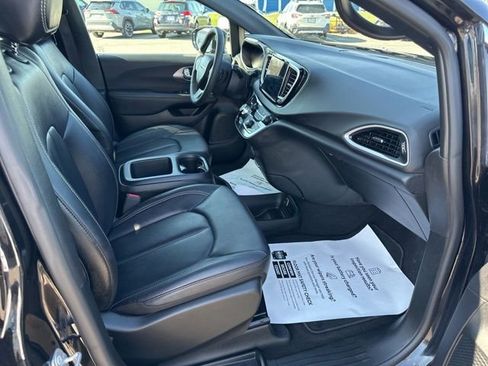 Used 2025 Chrysler Pacifica Select FWD image 9