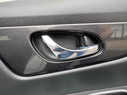 Used 2018 Nissan Rogue SV w/ Premium Package image 38