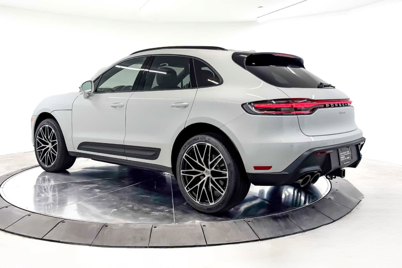 Certified 2026 Porsche Macan AWD/4WD image 3