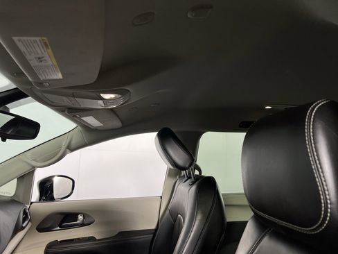 Certified 2024 Chrysler Pacifica Touring-L image 23