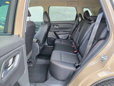 Used 2025 Nissan Rogue SV AWD/4WD image 32