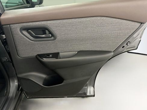 Used 2023 Nissan Rogue S AWD/4WD image 30