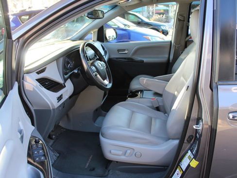 Used 2015 Toyota Sienna XLE w/ XLE Navigation Package FWD image 9