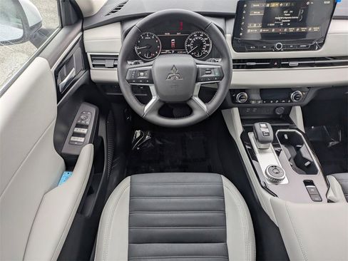 New 2026 Mitsubishi Outlander SE image 17