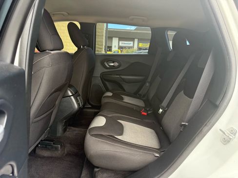 Used 2016 Jeep Cherokee Sport image 20