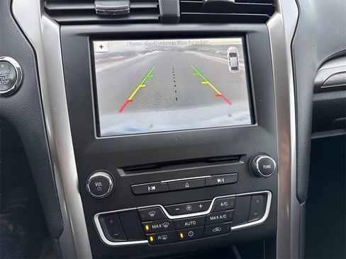 Used 2017 Ford Fusion SE w/ Fusion SE Technology Package image 22