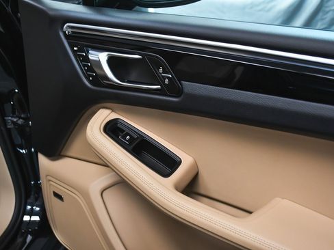 Used 2025 Porsche Macan image 17