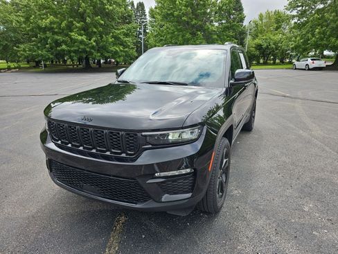 Used 2023 Jeep Grand Cherokee Limited w/ Black Appearance Package AWD/4WD image 2