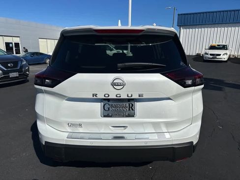 Used 2026 Nissan Rogue SV w/ SV Premium Package image 4