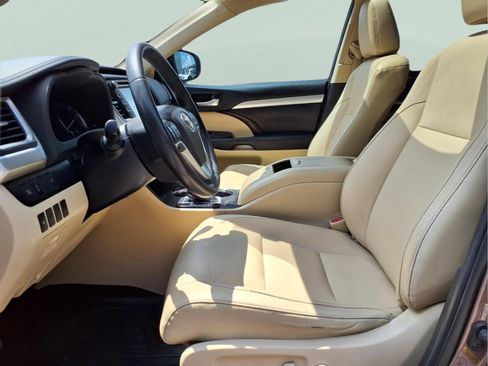 Used 2019 Toyota Highlander XLE FWD image 10