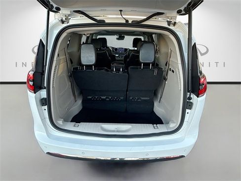 Used 2021 Chrysler Pacifica Limited image 27