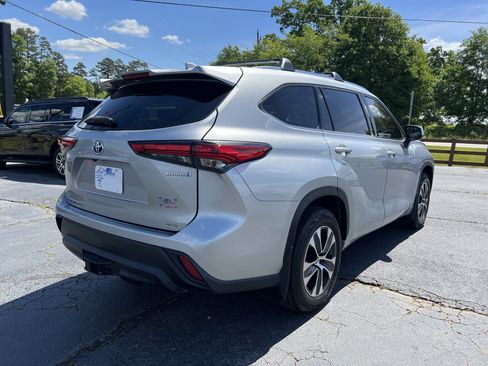 Used 2021 Toyota Highlander XLE AWD/4WD image 5