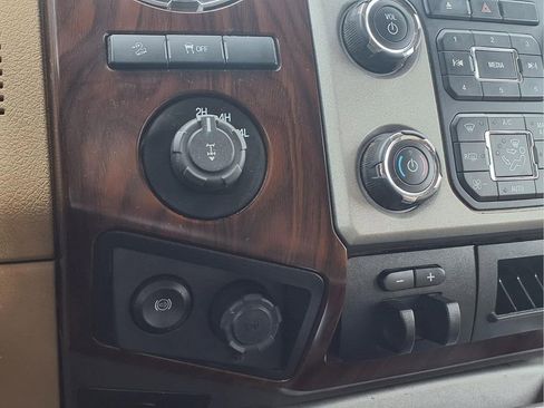 Used 2015 Ford F250 Lariat w/ Lariat Interior Package AWD/4WD image 10