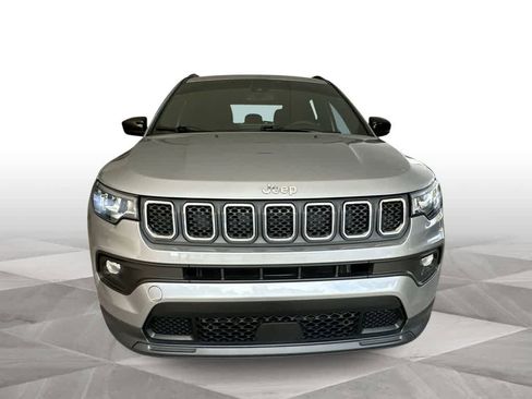 Used 2023 Jeep Compass Latitude AWD/4WD image 3