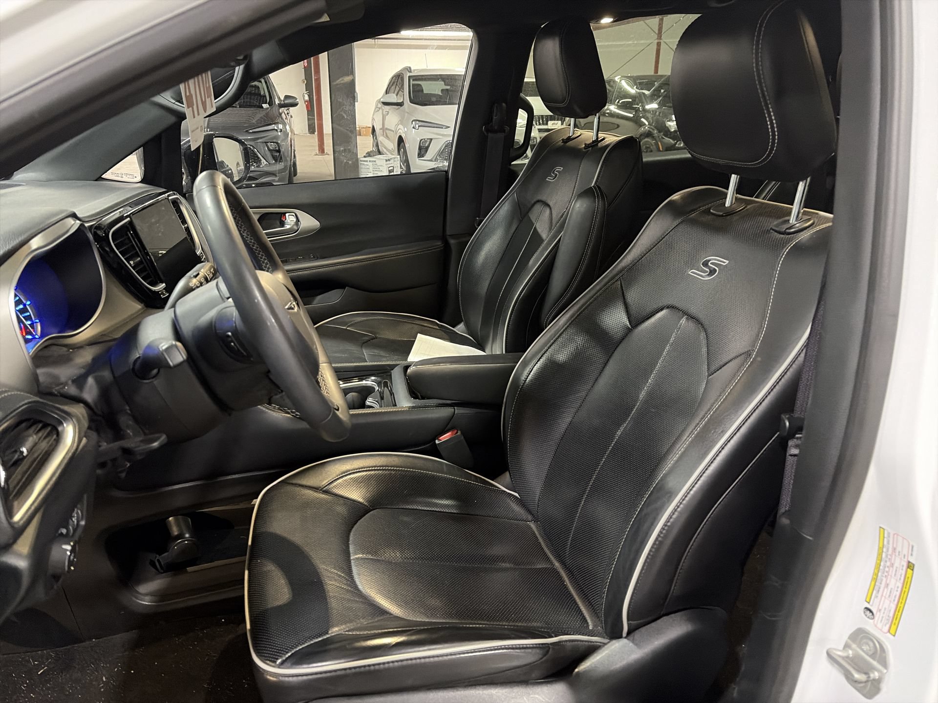 Used 2024 Chrysler Pacifica Premium FWD image 22