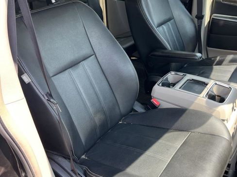 Used 2016 Chrysler Town & Country Touring FWD image 17