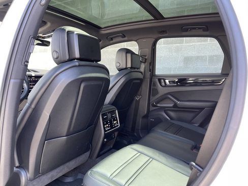 Used 2022 Porsche Cayenne AWD/4WD image 14
