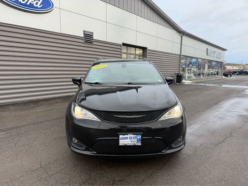 Used 2018 Chrysler Pacifica Touring-L Plus w/ S Appearance Package image 3