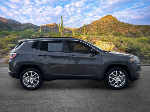 Used 2024 Jeep Compass Latitude AWD/4WD image 3