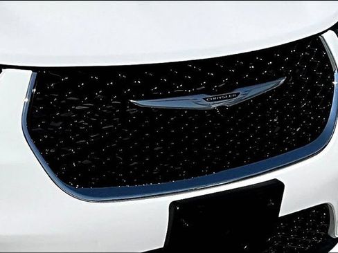 Used 2024 Chrysler Pacifica Touring-L FWD image 36