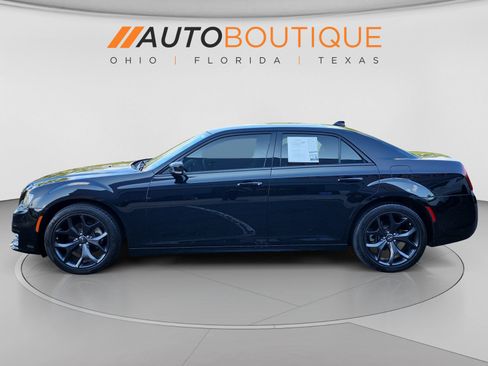 Used 2023 Chrysler 300 Touring L w/ Safetytec Plus Group RWD image 2