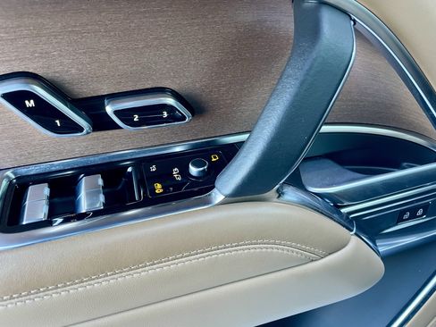 Certified 2024 Land Rover Range Rover Long Wheelbase SE image 11