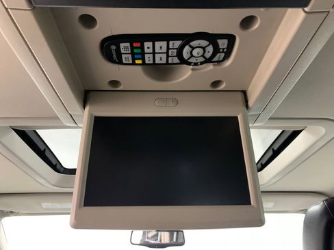 Used 2014 Chrysler Town & Country Touring-L image 23