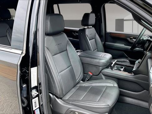 Used 2025 GMC Yukon XL Denali AWD/4WD image 7