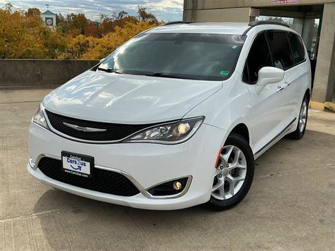 Used 2017 Chrysler Pacifica Touring-L w/ Tire & Wheel Group image 2