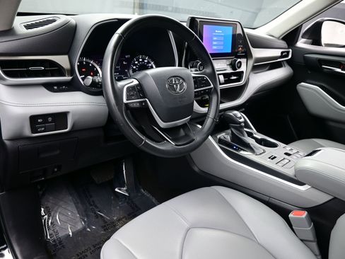 Used 2023 Toyota Highlander XLE AWD/4WD image 13