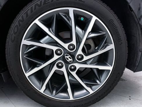 Used 2019 Hyundai Elantra Limited image 12